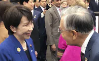 APEC首脳会議前に、台湾の林信義・元行政院副院長(右)とあいさつを交わす高市首相(31日、韓国・慶州)=高市首相のXから