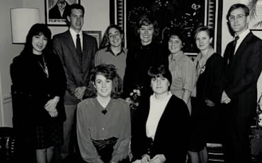 パット・シュローダー米下院議員(後列左から4人目)や議員事務所のインターンたちと写真に納まる高市早苗氏(左端)=1988年(米下院専属フォトグラファー撮影・Bert Ramlow氏提供)