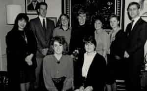 パット・シュローダー米下院議員(後列左から4人目)や議員事務所のインターンたちと写真に納まる高市早苗氏(左端)=1988年(米下院専属フォトグラファー撮影・Bert Ramlow氏提供) パット・シュローダー米下院議員(後列左から4人目)や議員事務所のインターンたちと写真に納まる高市早苗氏(左端)=1988年(米下院専属フォトグラファー撮影・Bert Ramlow氏提供)