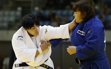 女子78キロ超級決勝 冨田若春㊨を攻める素根輝。復帰戦で初優勝(1日、千葉ポートアリーナ)=共同