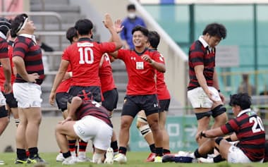 早大に勝利し喜ぶ帝京大フィフティーン(2日、秩父宮)=共同
