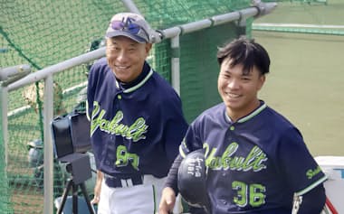 新体制での秋季キャンプが始まり、笑顔で指導するヤクルトの池山監督。手前は西村(2日、愛媛県松山市)=共同