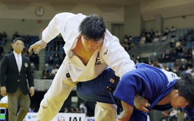 男子100キロ超級3回戦で手塚春太朗㊨と対戦する王子谷剛志。敗れて現役引退を表明した(2日、千葉ポートアリーナ)=共同