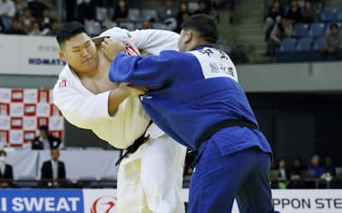 男子100キロ超級決勝 中野寛太㊨を破り優勝した斉藤立(2日、千葉ポートアリーナ)=共同