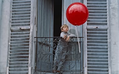 表面がぴかぴかになるように特殊な細工をほどこした風船を撮影に使用したという映画「赤い風船 4K」の場面© Films Montsouris 1956