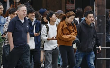 「木枯らし1号」が吹いた大阪市内を歩く人たち(3日午後)=共同