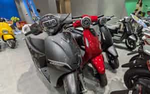 ビンファストの電動二輪は割安な価格が人気の理由の一つ(ハノイ市内の販売店) ビンファストの電動二輪は割安な価格が人気の理由の一つ(ハノイ市内の販売店)