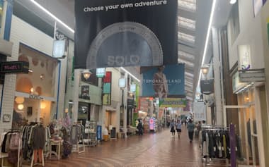 ライアン・ガンダーは作品「The Find」(2023年)で街中にオリジナルのコインをまき、ポスターなどで広告する