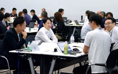 三菱電機カルチャー変革室と事業本部・製作所の変革プロジェクトメンバーによるミーティング(写真=三菱電機提供)