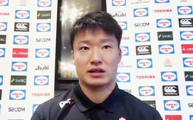欧州遠征中のラグビー日本代表に合流し、取材に応じる斎藤(3日)=共同
