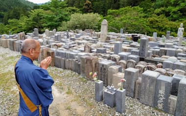2万基以上が並ぶ経王寺の墓石安置所(三重県熊野市)=一部画像処理しています