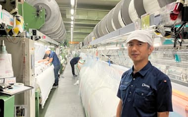 繊維の特性を知り尽くすからこそ開発できる製品があると語る今井社長(富山県南砺市の今井機業場)