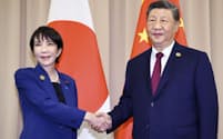 日中首脳会談を前に中国の習近平国家主席㊨と握手する高市首相(31日、韓国・慶州)=代表撮影・共同