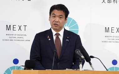 閣議後会見でタスクフォースを設置すると発表した松本洋平文部科学相(4日、東京都千代田区)