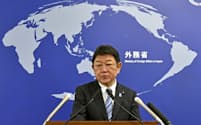 記者会見する茂木外相(4日)=共同