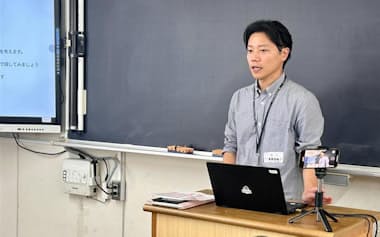 高校生に授業するディップの社員(9月、横浜市の神奈川学園高校)