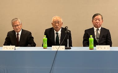 徳島商工会議所の会頭に選ばれた川島氏㊥(4日、徳島市)