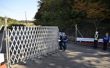 福島県双葉町の特定帰還居住区域の一部で立ち入り規制が緩和され、開放されるバリケード(4日)=共同