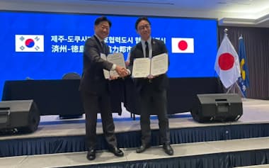 友好協力都市協定を締結した徳島県の後藤田知事㊨と韓国済州特別自治道の呉怜勳知事(3日、済州市)