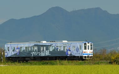 筑波山を望みながら走る「めったるんトレイン」=アイジー工業提供