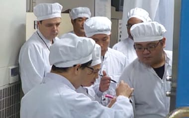 IAEAは核物質を軍事転用しないよう監視している(写真は2018年、日本国内のウラン加工施設の査察時)=原子力規制委提供