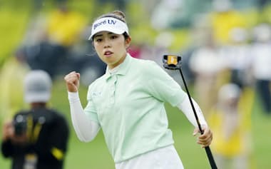 最終ラウンド、プレーオフでバーディーを奪いガッツポーズする山下美夢有。通算18アンダーで並んだ3人によるプレーオフを制しツアー2勝目を挙げた=クアラルンプール・クラブ(共同)