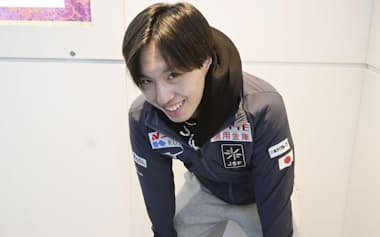 GPシリーズ第3戦スケートカナダから帰国し、ポーズをとる男子で3位の三浦佳生(4日、羽田空港)=共同