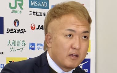 柔道グランドスラム東京大会の代表を発表する男子の鈴木桂治監督(4日、東京・講道館)=共同