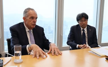 みずほFGの木原正裕社長㊨とステート・ストリートのロナルド・オハンリーCEO(3日、香港)