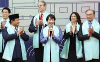 APEC首脳会議の記念撮影で拍手する高市首相(左から4人目)ら各国首脳=1日、韓国・慶州(代表撮影・共同)