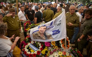 先に遺体が返還された人質男性の葬儀に参列する人々(4日、イスラエル中部テルアビブ)=AP