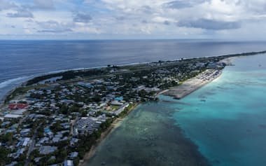 ツバルは海面上昇の脅威に直面する(10月、フナフティ)=小林健撮影