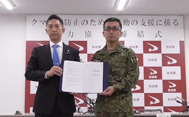 秋田県の鈴木健太知事㊧と陸上自衛隊第9師団長の松永康則陸将(5日、秋田県庁)