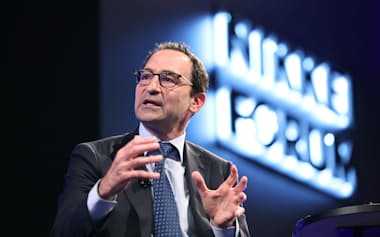 講演するブラックストーンのジョナサン・グレイ社長兼COO(5日午前、東京都千代田区)