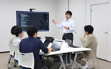 ノリタケの食器開発ではPCで作動する自社開発の検索アプリが使われている