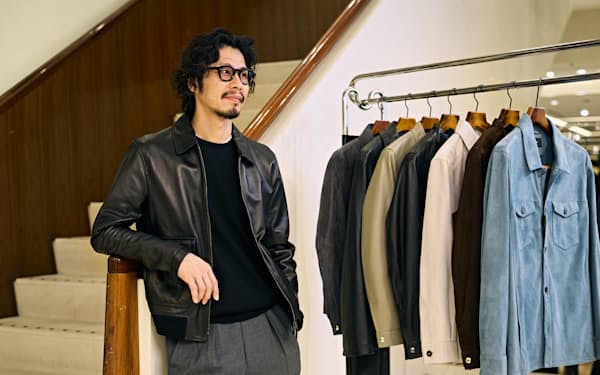 レザーアウター、「薄軽」で大人の艶