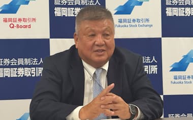 決算について説明するヤマエGHD大森礼仁社長(5日、福岡市中央区)