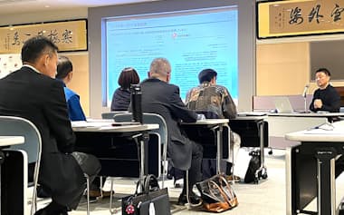 GSXの青柳社長㊨はきらやか銀行との業務提携に基づき、企業のサイバーセキュリティー対策を支援することを説明(5日、山形市)