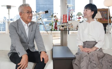 フジオフードグループの藤尾政弘社長(左)と(大阪市北区)