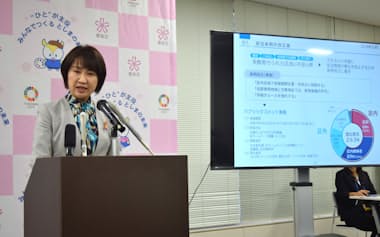 民泊条例の改正について説明する高際区長(5日、東京都豊島区)