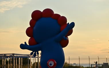 大阪万博閉幕後、閑散とするミャクミャクのモニュメント周辺(15日、大阪市此花区)