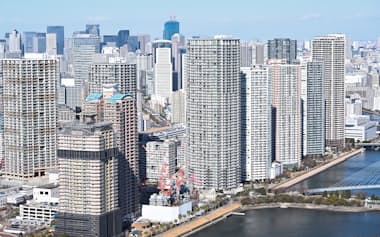 都市部を中心に住宅価格は高騰している(東京都内のマンション群)