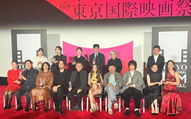 最優秀女優賞を受けた福地桃子さん(前列右から2人目)と河瀬直美さん(前列右端)ら各賞受賞者