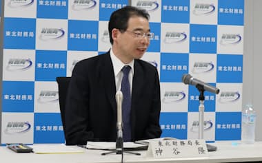 管内経済情勢報告について説明する東北財務局の神谷局長