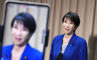 記者団の取材に応じる高市前経済安保相=28日午前、東京都千代田区