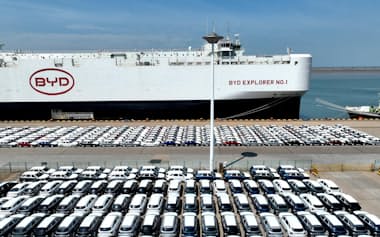 中国は電気自動車などのデフレ輸出を強めている(江蘇省の港)=ロイター