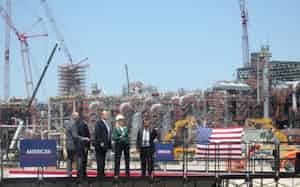 トランプ米大統領は米国の天然ガスを増産し、LNGの輸出を拡大する方針を打ち出している=ロイター トランプ米大統領は米国の天然ガスを増産し、LNGの輸出を拡大する方針を打ち出している=ロイター