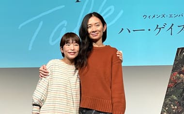 クロエ・ジャオ監督㊨と呉美保監督