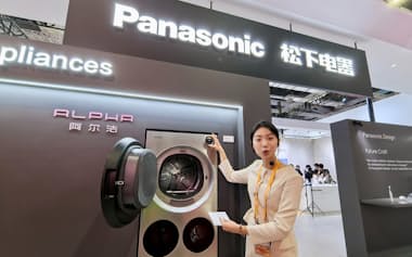 パナソニックが中国市場に投入したAIを搭載した洗濯機(6日、上海市)
