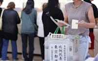 参院選で投票する有権者(20日、東京都練馬区)